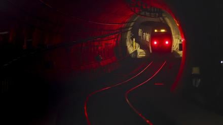 Eine S-Bahn der Deutschen Bahn fährt in den City-Tunnel am Hauptbahnhof Leipzig ein.