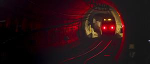 Eine S-Bahn der Deutschen Bahn fährt in den City-Tunnel am Hauptbahnhof Leipzig ein.