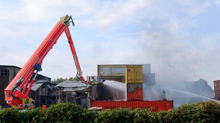 Hamburg: Einsatzkräfte der Feuerwehr löschen einen Brand in einem Industriegebiet im Hamburger Hafen, in dem ein Großbrand ausgebrochen war. In der Nacht zu Mittwoch ist es erneut zu Explosionen gekommen. Zwei Container gingen in Flammen auf und mussten aus sicherer Entfernung mit Wasserwerfern gelöscht werden, wie ein Sprecher der Hamburger Feuerwehr mitteilte.