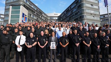 Das saarländische Innenministerium hatte die Polizeibehörden der anderen Länder und des Bundes eingeladen, sich der Gedenkminute anzuschließen. Hier zahlreiche Beamte vor dem Polizeipräsidium in Hamburg.