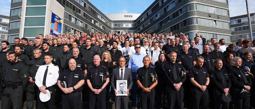 Das saarländische Innenministerium hatte die Polizeibehörden der anderen Länder und des Bundes eingeladen, sich der Gedenkminute anzuschließen. Hier zahlreiche Beamte vor dem Polizeipräsidium in Hamburg.