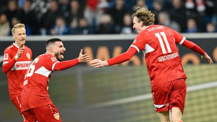 Deniz Undav (l) hat seine Meinung zum Wechseltheater um seinen Teamkollegen Nick Woltemade (r). (Archivbild)