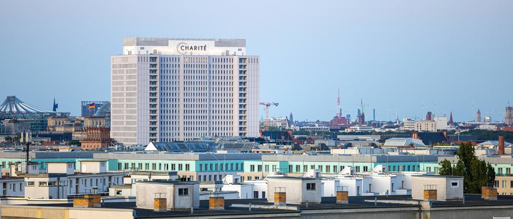 Der Bettenturm der Charité am Campus Mitte der Universitätsklinik.