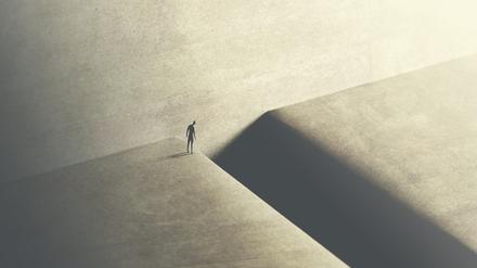 Illustration: Eine Person steht an einem Abgrund.