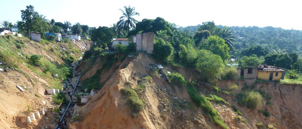 Durch die Bildung der Erosionsrinnen verloren viele Menschen in Kinshasa in der Demokratischen Republik Kongo ihr Hab und Gut.