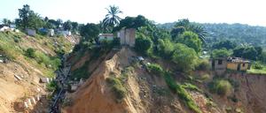 Durch die Bildung der Erosionsrinnen verloren viele Menschen in Kinshasa in der Demokratischen Republik Kongo ihr Hab und Gut.