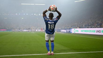 Christopher Antwi-Adjei (FC Schalke 04) beim Einwurf gegen den VfL Bochum.