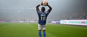 Christopher Antwi-Adjei (FC Schalke 04) beim Einwurf gegen den VfL Bochum.