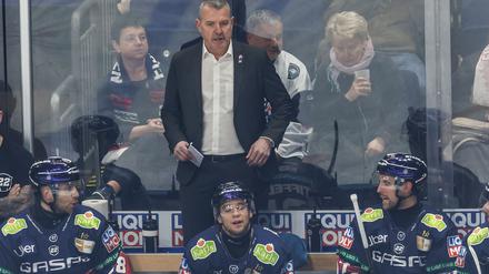 Die Eisbären Berlin mit Trainer Serge Aubin (hinten) wollen international endlich mal überzeugen.