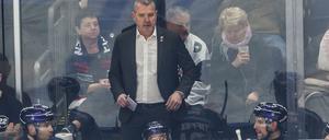 Die Eisbären Berlin mit Trainer Serge Aubin (hinten) wollen international endlich mal überzeugen.