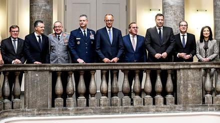 Die Bundesregierung hat angesichts der russischen Bedrohung das umstrittene Wehrdienstgesetz beschlossen und will notfalls Rekruten auch zwangsweise einziehen.