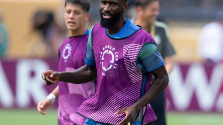 Antonio Rüdiger (r) entschuldigt sich erneut für seinen Ausraster. (Archivbild) 