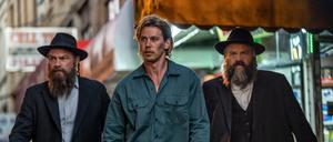 Die Gangster-Brüder Lipa (Liev Schreiber) und Shmully (Vincent D’Onofrio) sind Hank (Austin Butler) auf dem Fersen.