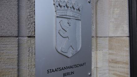 Ein Ex-Polizist wird wegen Computerbetrugs in Berlin angeklagt.