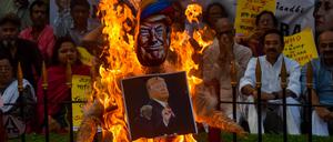 Anhänger des Indischen Nationalkongresses verbrennen während einer Protestaktion in Kalkutta, Indien, am 14. Mai 2025 eine Puppe von Donald Trump, um gegen die Einmischung des US-Präsidenten in den Konflikt zwischen Indien und Pakistan zu protestieren. 
