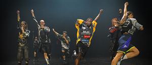 Volle Pulle Energie: Das Ensemble tanzmainz wechselt in „Trailer Park“ alle paar Sekunden den Tanzstil, mobilisiert vom koffeinhaltigen Drink.