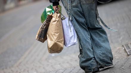 Die Menschen in Deutschland scheuen zurzeit eher größere Anschaffungen, weil sie sich Sorgen um ihren Job machen. (Symbolbild)