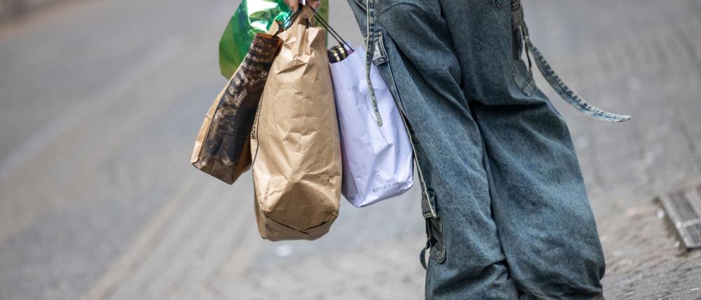 Die Menschen in Deutschland scheuen zurzeit eher größere Anschaffungen, weil sie sich Sorgen um ihren Job machen. (Symbolbild)