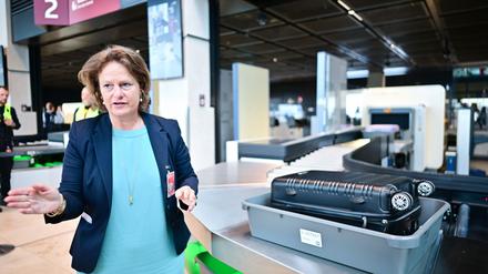 Aletta von Massenbach, Flughafen-Chefin, an einem der neuen Kontroll-Scanner.