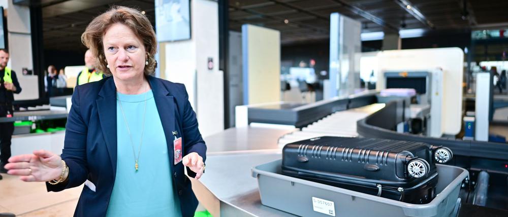 Aletta von Massenbach, Flughafen-Chefin, an einem der neuen Kontroll-Scanner.