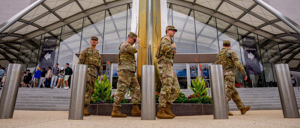 Vor dem Smithsonian’s National Air and Space Museum wird patrouilliert.
