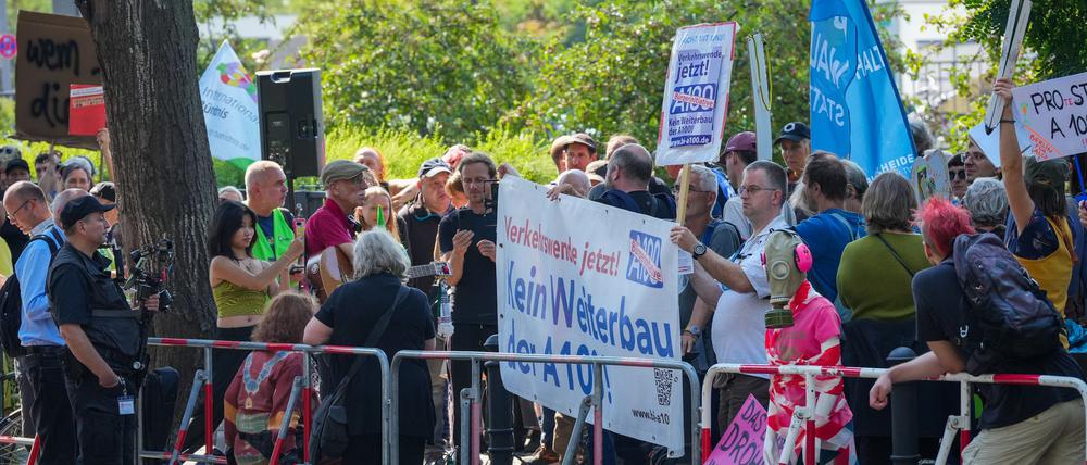 Gegen die Eröffnung des neuen Autobahnstücks protestierten Demonstranten. 