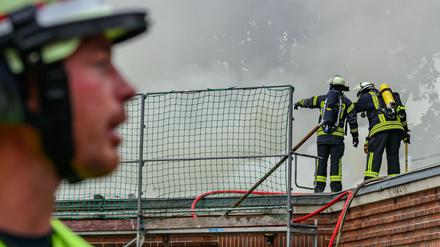 Die Löscharbeiten gestalten sich sehr kompliziert.