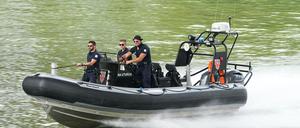 Polizisten steuern ein Boot der CRS (Compagnies Républicaines de Sécurité). (Archiv)