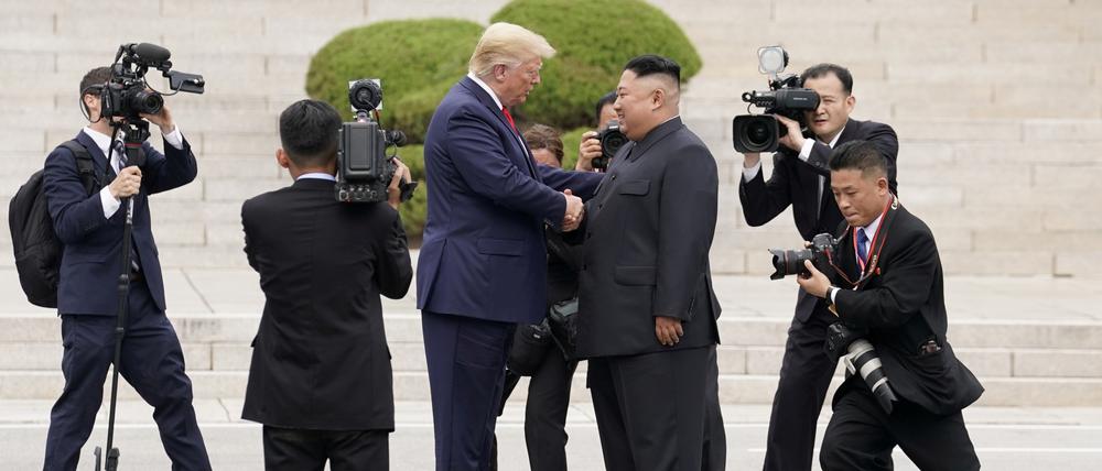 US-Präsident Donald Trump traf sich am 30. Juni 2019 in Panmunjom, Südkorea, mit dem nordkoreanischen Staatschef Kim Jong Un in der entmilitarisierten Zone, die die beiden Koreas trennt.
