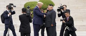 US-Präsident Donald Trump traf sich am 30. Juni 2019 in Panmunjom, Südkorea, mit dem nordkoreanischen Staatschef Kim Jong Un in der entmilitarisierten Zone, die die beiden Koreas trennt.