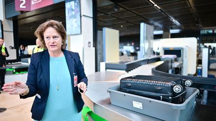 Flughafenchefin Aletta von Massenbach stellt neue CT-Scanner am Flughafen BER vor. 