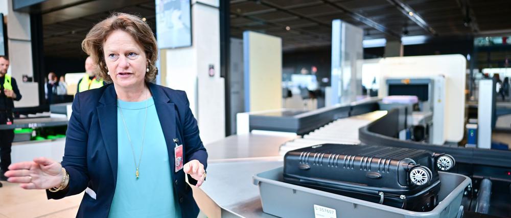 Flughafenchefin Aletta von Massenbach stellt neue CT-Scanner am Flughafen BER vor.