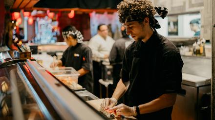 Köche in einem Sushi Restaurant - mehr als die Hälfte der Berlin geleisteten Überstunden in Gastrobetrieben und Hotels waren unbezahlt.