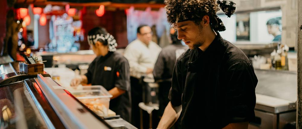 Köche in einem Sushi Restaurant - mehr als die Hälfte der Berlin geleisteten Überstunden in Gastrobetrieben und Hotels waren unbezahlt.