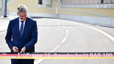 Verkehrsminister Patrick Schnieder weiht den neuen Abschnitt der Autobahn A100 ein. 