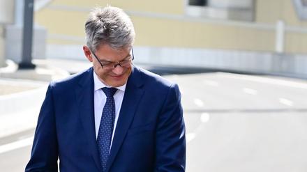 Verkehrsminister Patrick Schnieder weiht den neuen Abschnitt der Autobahn A100 ein.