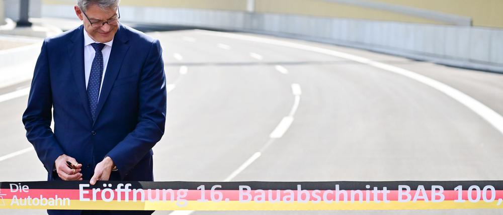 Verkehrsminister Patrick Schnieder weiht den neuen Abschnitt der Autobahn A100 ein. 