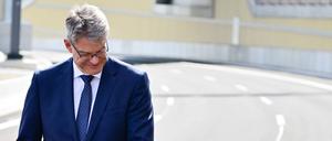 Verkehrsminister Patrick Schnieder weiht den neuen Abschnitt der Autobahn A100 ein.