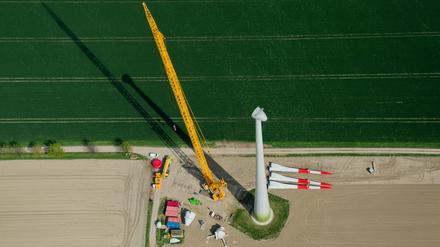 Ein neues Windrad wird am bei Hohenhameln im Landkreis Peine (Niedersachsen) mit Hilfe eines großen Krans montiert.