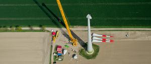 Ein neues Windrad wird am bei Hohenhameln im Landkreis Peine (Niedersachsen) mit Hilfe eines großen Krans montiert.