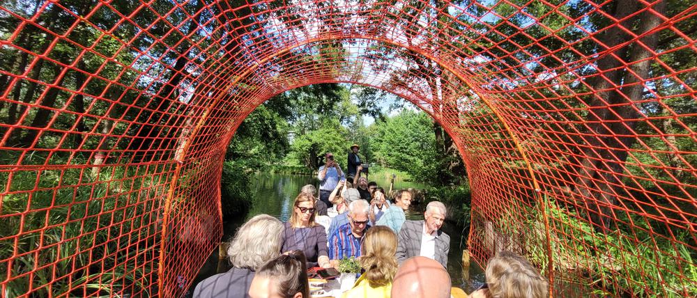 Für die Natur wird es in Zeiten des Klimawandels eng, auch im Spreewald: Kunstwerk von Andrea J. Grote.