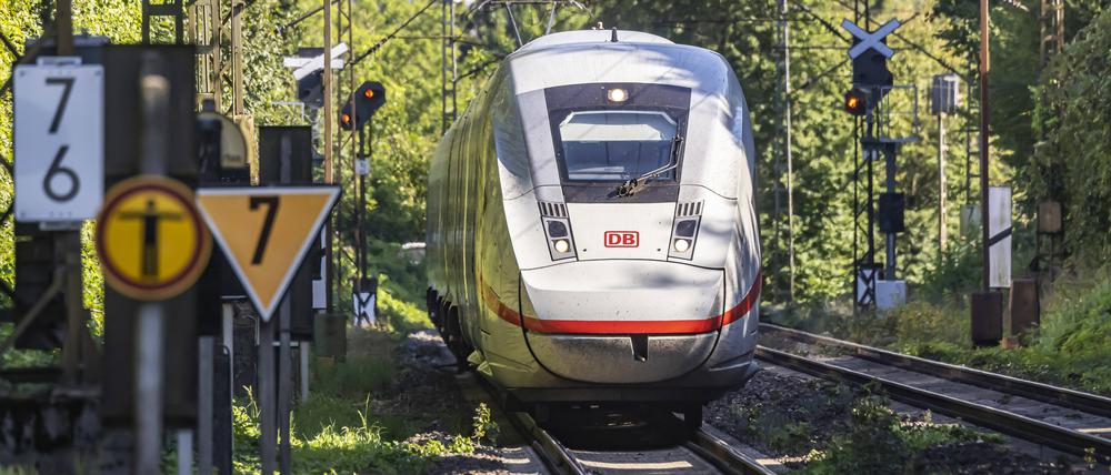 Ein ICE unterwegs auf einer Bahnstrecke bei Stuttgart. Viele Verbindungen zu touristischen Zielen oder kleineren Städten will der Konzern streichen.