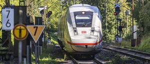 Ein ICE unterwegs auf einer Bahnstrecke bei Stuttgart. Viele Verbindungen zu touristischen Zielen oder kleineren Städten will der Konzern streichen.