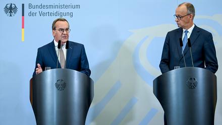 Pistorius und Merz bei einer Pressekonferenz nach der Kabinettssitzung im Bendlerblock.