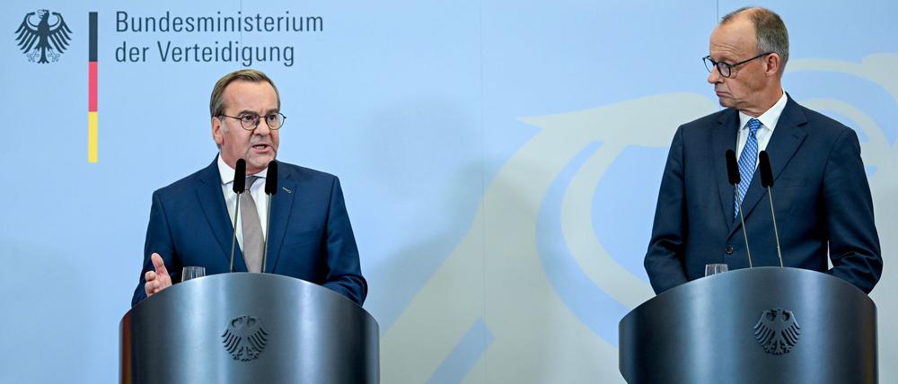 Pistorius und Merz bei einer Pressekonferenz nach der Kabinettssitzung im Bendlerblock.