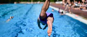 Wegen des häufig schlechten Wetters besuchten bisher deutlich weniger Menschen die Berliner Bäder als in den vergangenen Jahren. (Archivbild)