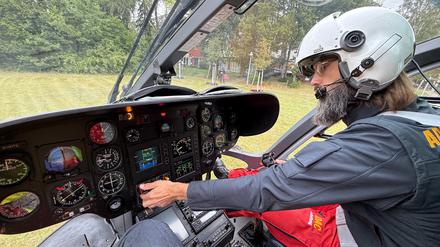 Pilot Andi (44) ist einer von zurzeit zwei Piloten, die den Berliner ADAC-Rettungshubschrauber "Christoph 31" steuern. Der Hubschrauber ist am Charité-Campus Benjamin Franklin in Steglitz-Zehlendorf stationiert.
