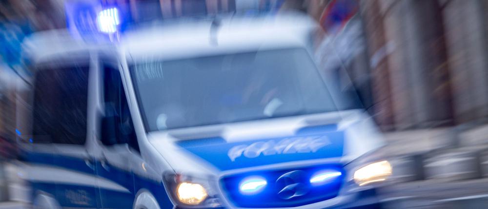Ein Einsatzfahrzeug ist mit Blaulicht und Sirene unterwegs.