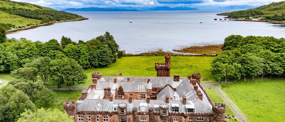 Kinloch Castle verfügt über sieben repräsentative Gesellschaftsräume und 20 Schlafzimmer. (Foto: Nest Marketing/NatureScot /PA Media/dpa)