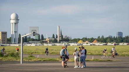 Für das Tempelhofer Feld wurden Entwürfe zur Weiterentwicklung erarbeitet. Im September soll eine Ausstellung damit den Entwürfen eröffnen. 